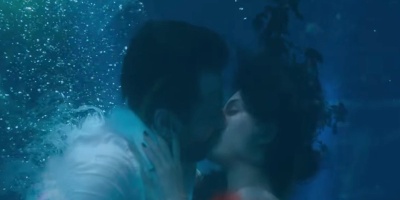 Saif Ali Khan and Isha Talwar's underwater kiss in Kaalakaandi