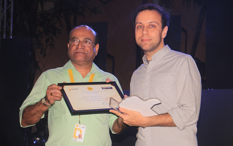 Jayprakash Naidu presents the Digital Intermediate (DI) award (Film Bazaar Recommends 2017) to Ivan Ayr for Soni
